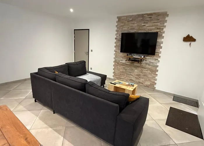 A Nouste לארונס