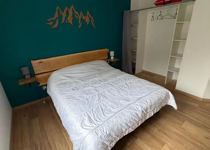 A Nouste * לארונס